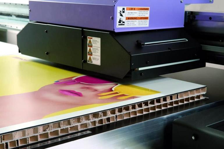 Технология нанесения плоттерной печати на широкоформатные материалы