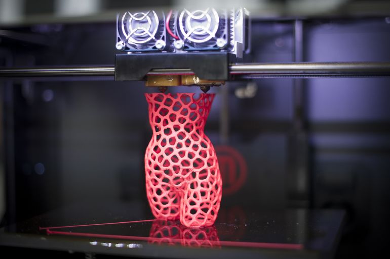 Печать предметов на 3D-принтере.