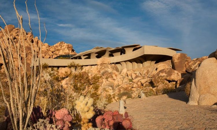 Дом-камень: Потрясающая обитель в пустыне, пригодная для Джеймса Бонда