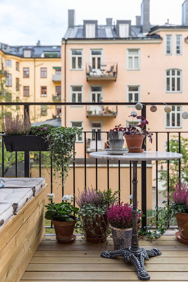 Очаровательные балконы, которые сделают лето незабываемым