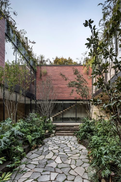 В Мехико создали дом из красного кирпича с шикарны внутренним двором