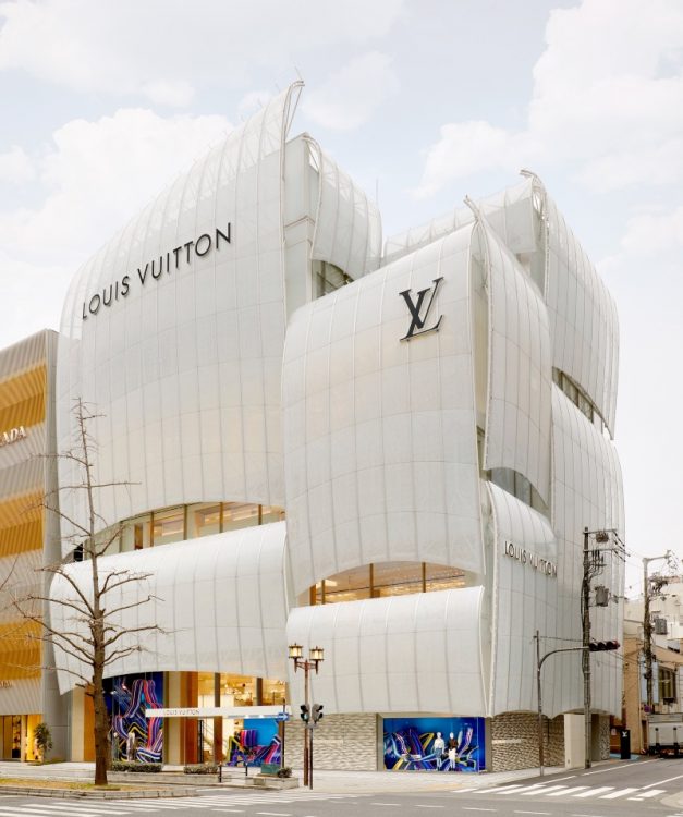 Магазин Louis Vuitto привлекает клиентов стеклянными парусами