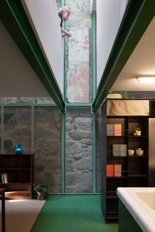 Студия Ottotto реконструирует португальский дом с панелями из зеленой металлической сетки