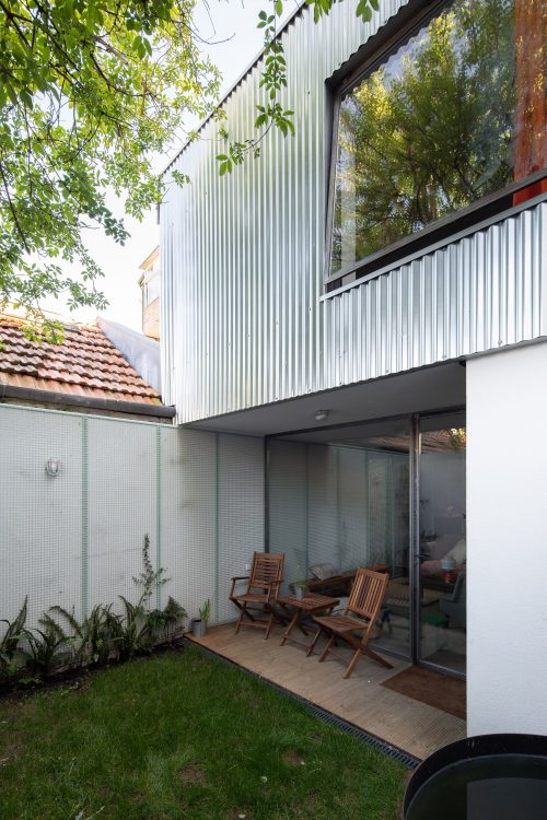Студия Ottotto реконструирует португальский дом с панелями из зеленой металлической сетки