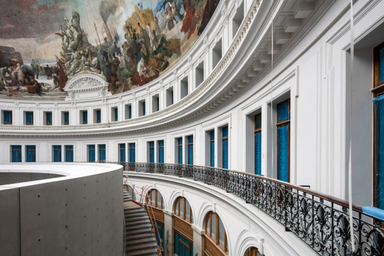 Здание биржи 18-го века в Париже превратят галерею современного искусства