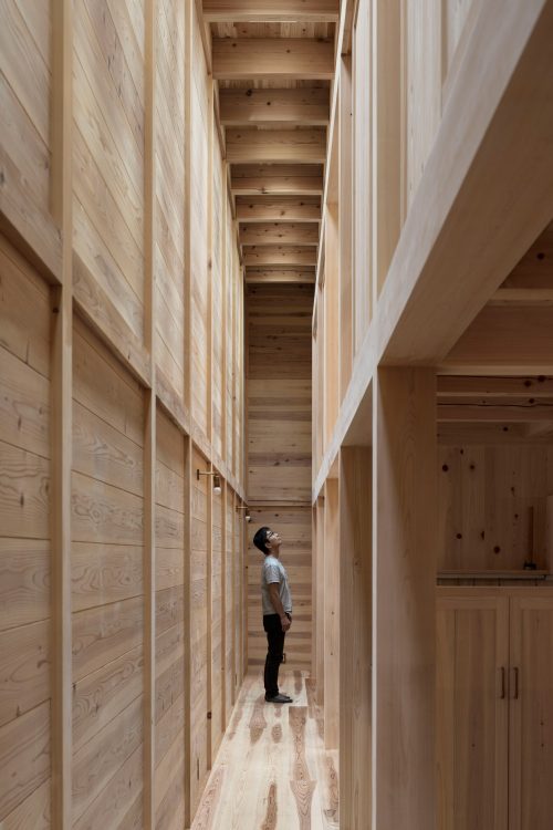 Tomoaki Uno Architects создала дом без окон и дверей