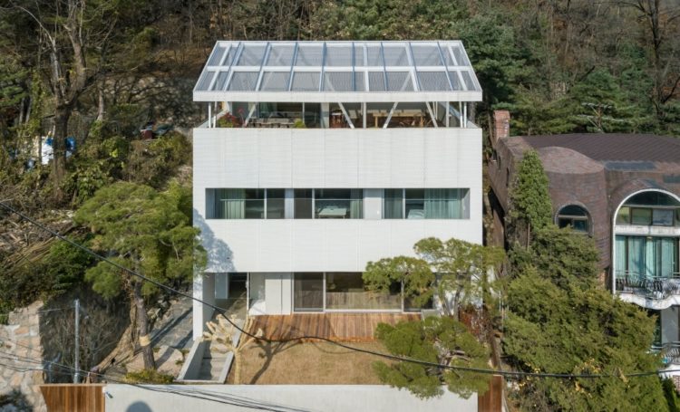 Дом в Сеуле с прозрачным пластиком вместо крыши