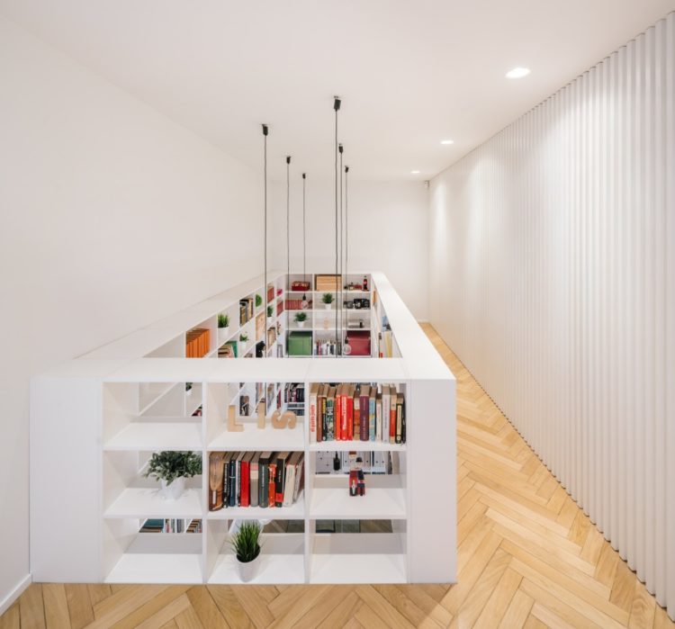 Дом в Мадриде с двухэтажным книжным шкафом