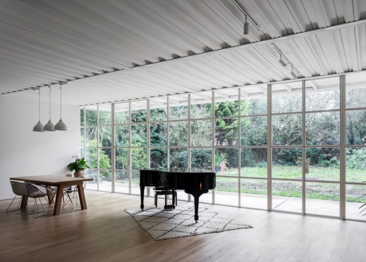 Сурман Вестон создает современный дом в стиле Тюдоров в Сурбитоне