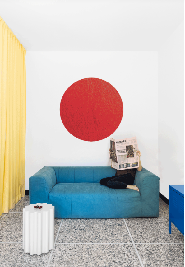 Полы из терраццо и смелые цвета: квартира в Риме от La Macchina Studio